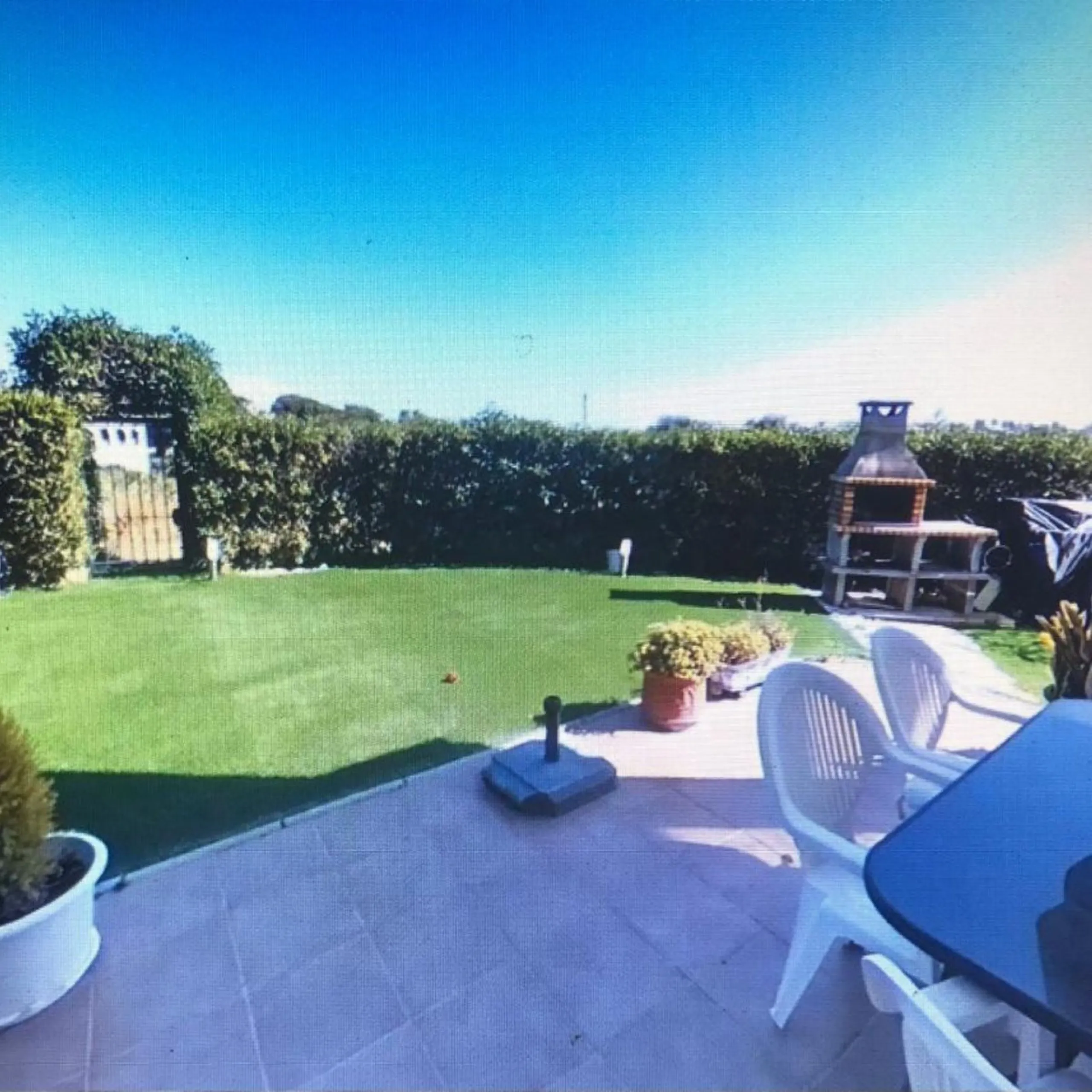 Charming ground floor corner apartment with private garden and direct access to nature and the beach, located just a four-minute walk from El Charcón Beach. This property stands out for its privacy, outdoor space and the relaxed coastal lifestyle it offer