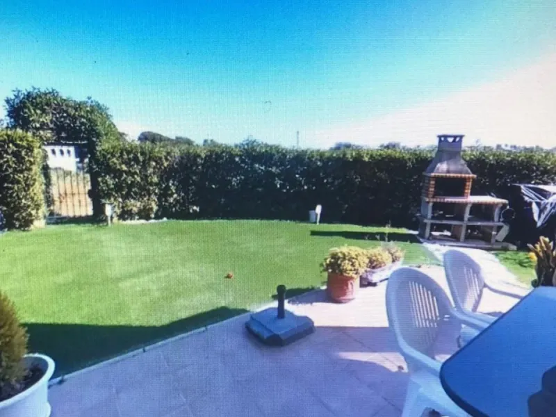 Charming ground floor corner apartment with private garden and direct access to nature and the beach, located just a four-minute walk from El Charcón Beach. This property stands out for its privacy, outdoor space and the relaxed coastal lifestyle it offer