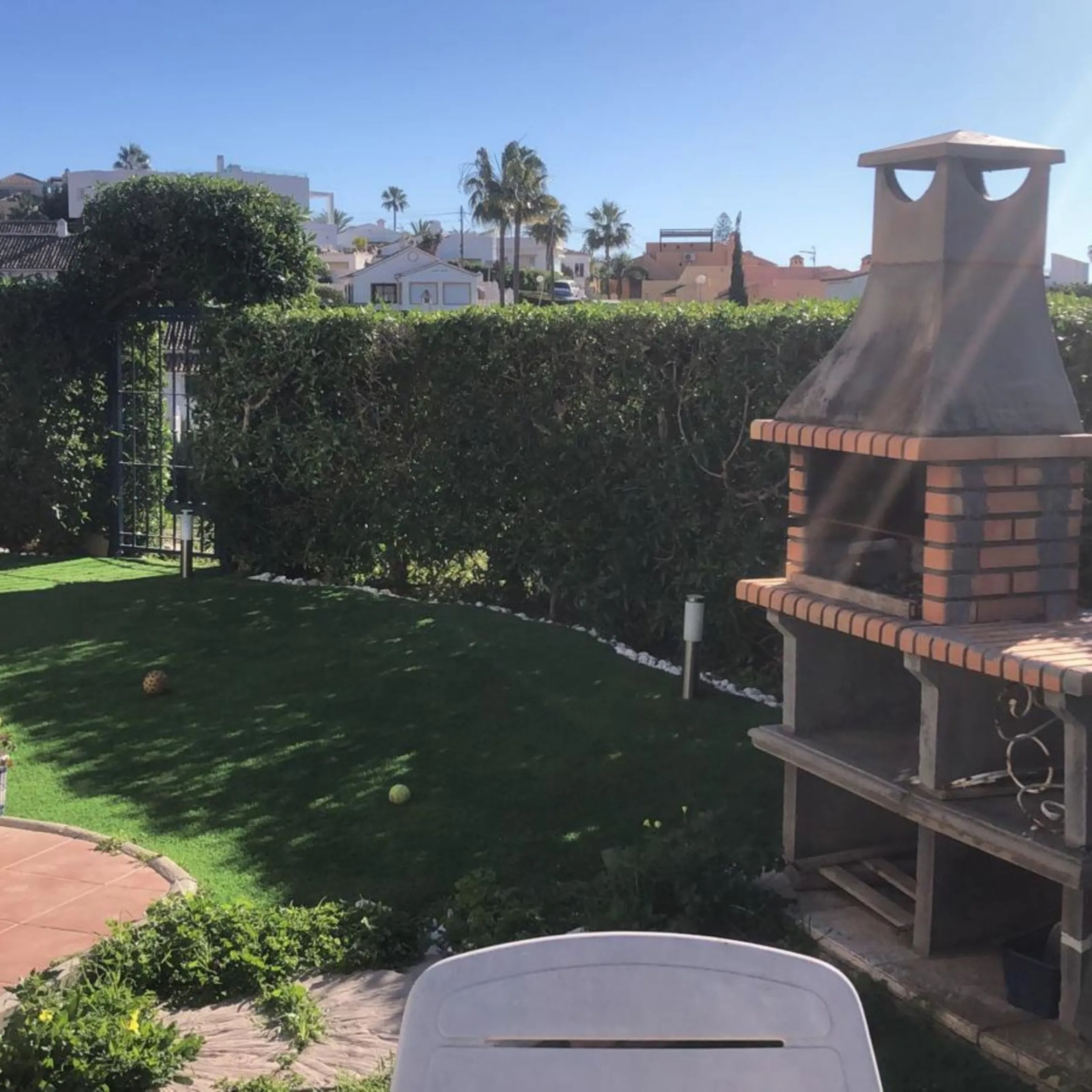 Charming ground floor corner apartment with private garden and direct access to nature and the beach, located just a four-minute walk from El Charcón Beach. This property stands out for its privacy, outdoor space and the relaxed coastal lifestyle it offer