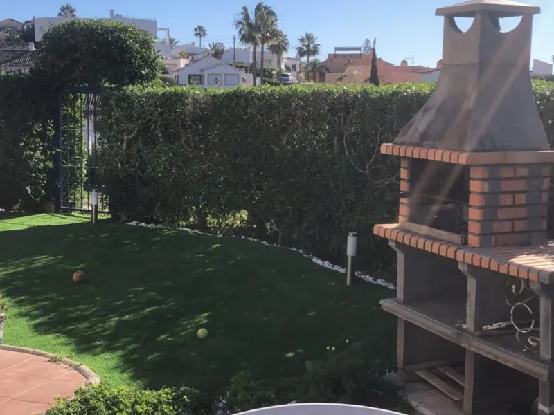 Charming ground floor corner apartment with private garden and direct access to nature and the beach, located just a four-minute walk from El Charcón Beach. This property stands out for its privacy, outdoor space and the relaxed coastal lifestyle it offer