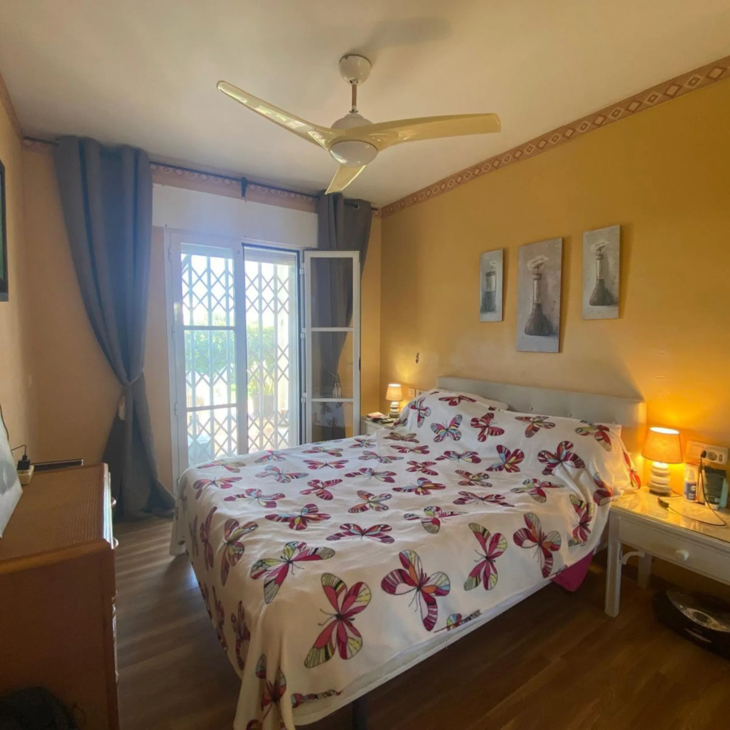 Charming ground floor corner apartment with private garden and direct access to nature and the beach, located just a four-minute walk from El Charcón Beach. This property stands out for its privacy, outdoor space and the relaxed coastal lifestyle it offer