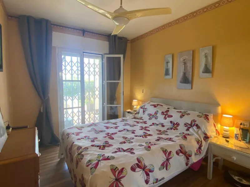 Charming ground floor corner apartment with private garden and direct access to nature and the beach, located just a four-minute walk from El Charcón Beach. This property stands out for its privacy, outdoor space and the relaxed coastal lifestyle it offer