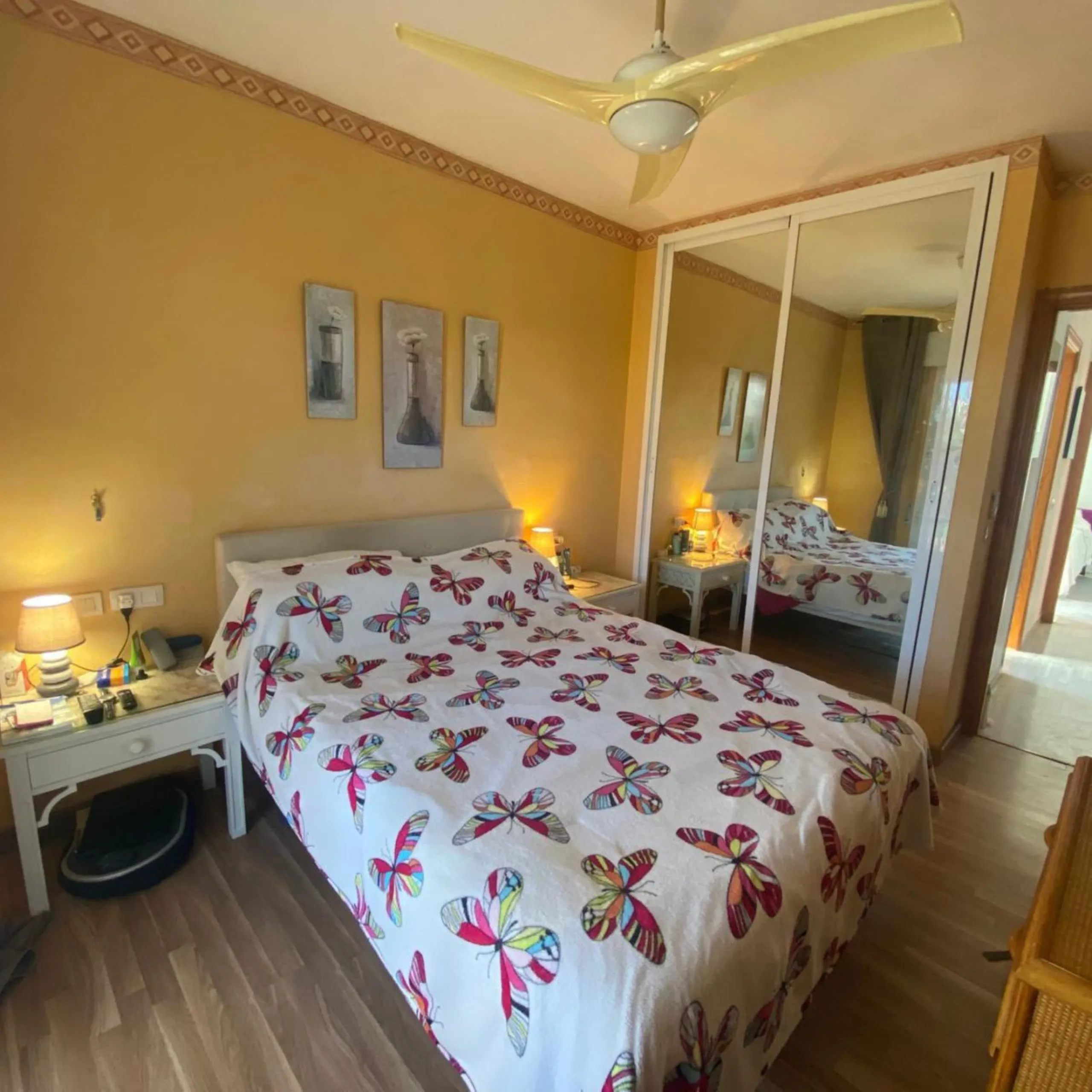 Charming ground floor corner apartment with private garden and direct access to nature and the beach, located just a four-minute walk from El Charcón Beach. This property stands out for its privacy, outdoor space and the relaxed coastal lifestyle it offer