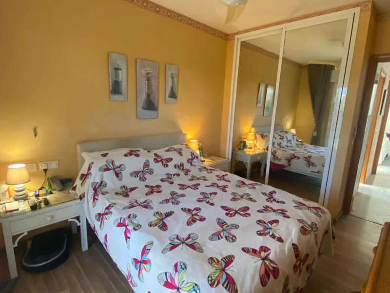 Charming ground floor corner apartment with private garden and direct access to nature and the beach, located just a four-minute walk from El Charcón Beach. This property stands out for its privacy, outdoor space and the relaxed coastal lifestyle it offer