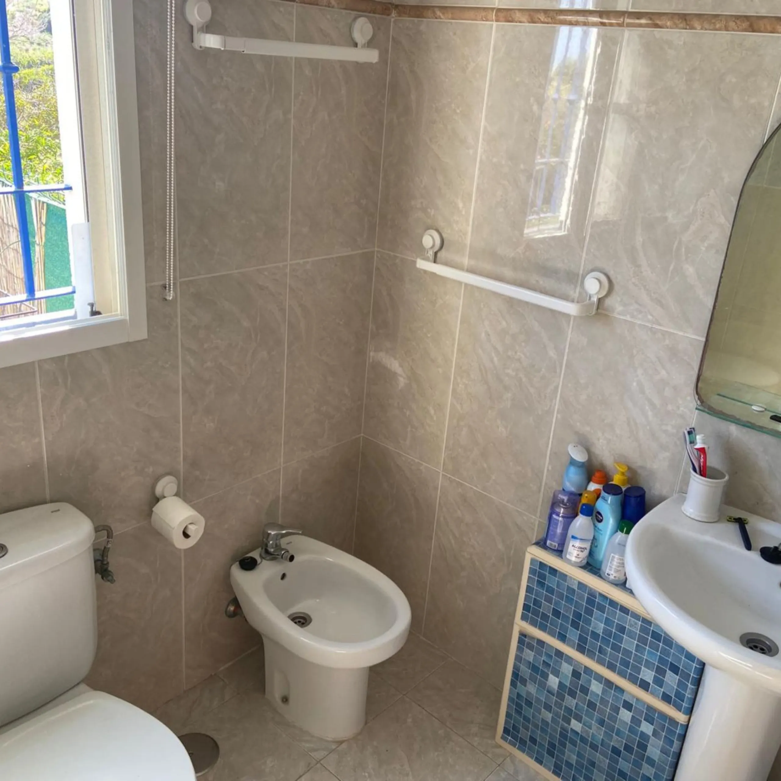 Charming ground floor corner apartment with private garden and direct access to nature and the beach, located just a four-minute walk from El Charcón Beach. This property stands out for its privacy, outdoor space and the relaxed coastal lifestyle it offer