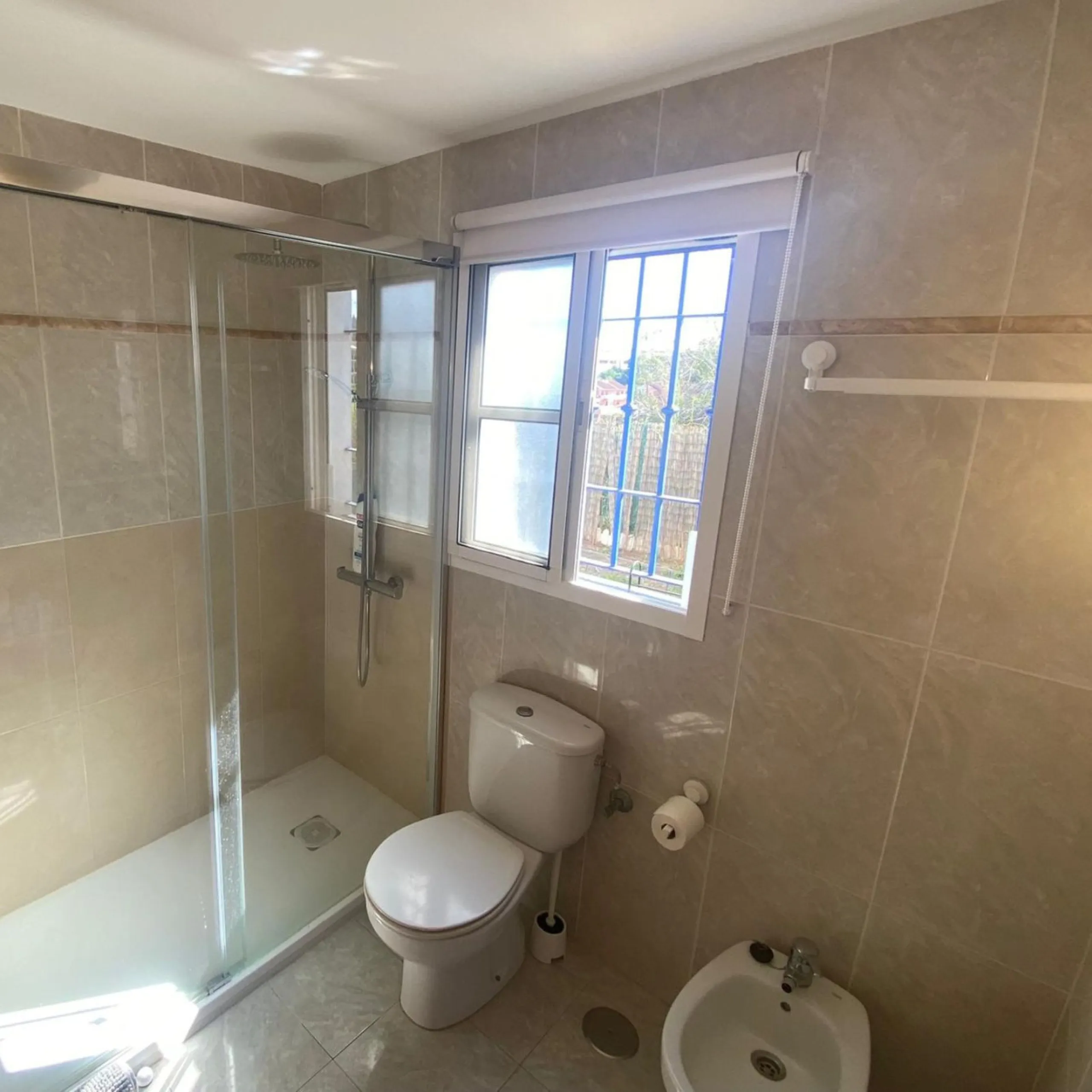 Charming ground floor corner apartment with private garden and direct access to nature and the beach, located just a four-minute walk from El Charcón Beach. This property stands out for its privacy, outdoor space and the relaxed coastal lifestyle it offer