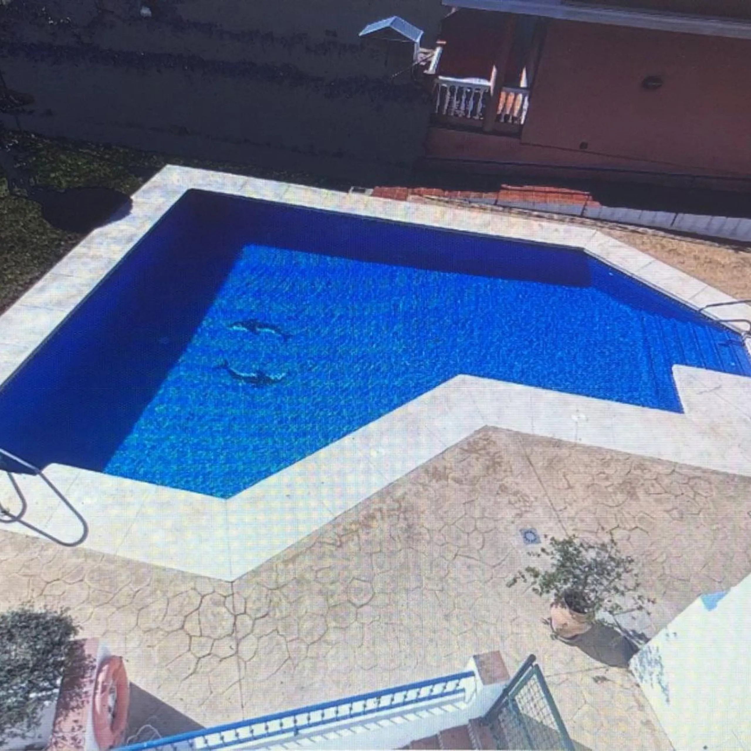 Charming ground floor corner apartment with private garden and direct access to nature and the beach, located just a four-minute walk from El Charcón Beach. This property stands out for its privacy, outdoor space and the relaxed coastal lifestyle it offer