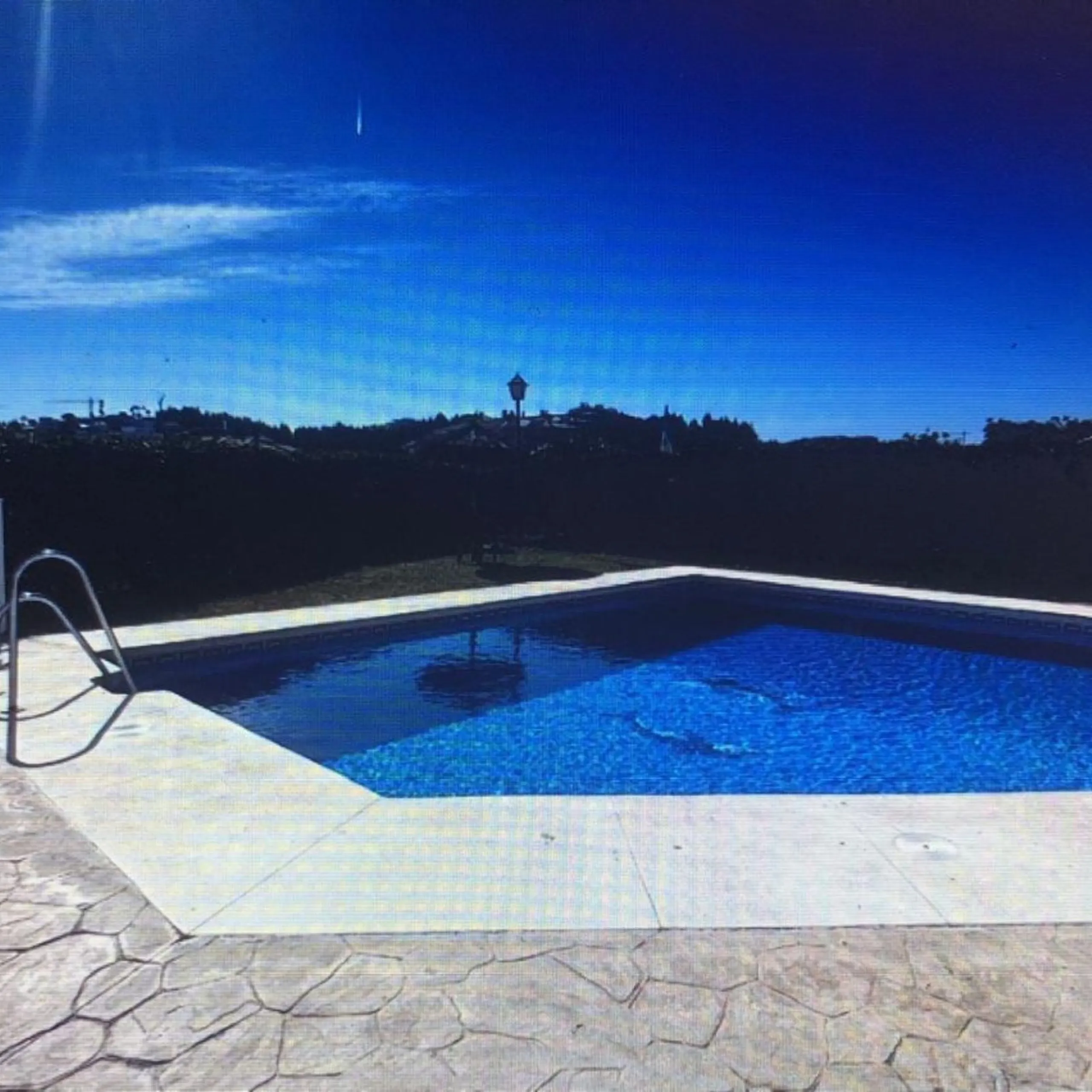 Charming ground floor corner apartment with private garden and direct access to nature and the beach, located just a four-minute walk from El Charcón Beach. This property stands out for its privacy, outdoor space and the relaxed coastal lifestyle it offer