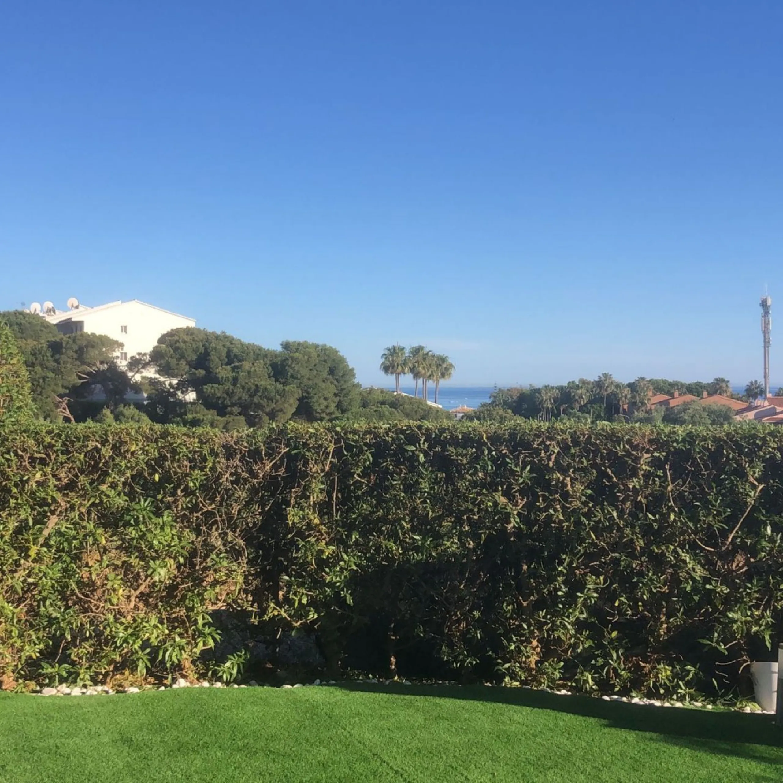 Charming ground floor corner apartment with private garden and direct access to nature and the beach, located just a four-minute walk from El Charcón Beach. This property stands out for its privacy, outdoor space and the relaxed coastal lifestyle it offer