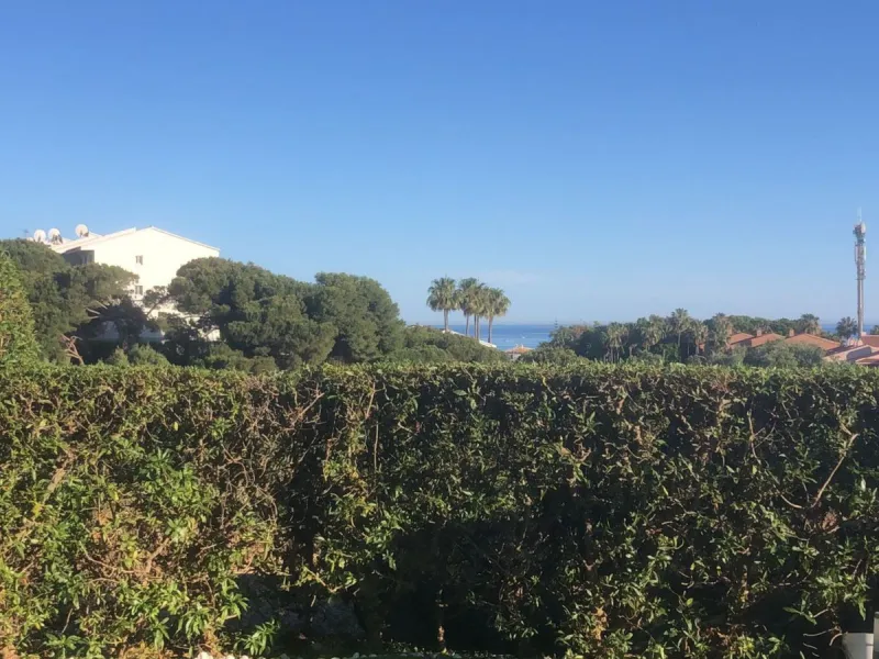 Charming ground floor corner apartment with private garden and direct access to nature and the beach, located just a four-minute walk from El Charcón Beach. This property stands out for its privacy, outdoor space and the relaxed coastal lifestyle it offer
