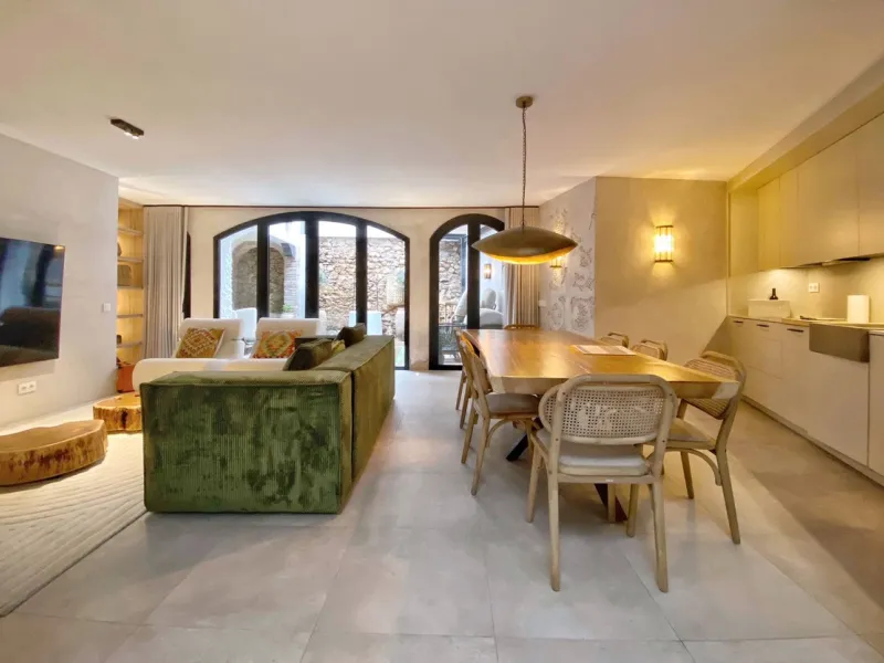 House - Townhouse в продаже в Marbella, Málaga. В доме 5 спален и 6 ванных комнат. Площадь дома 181 м². Площадь участка 118 м²