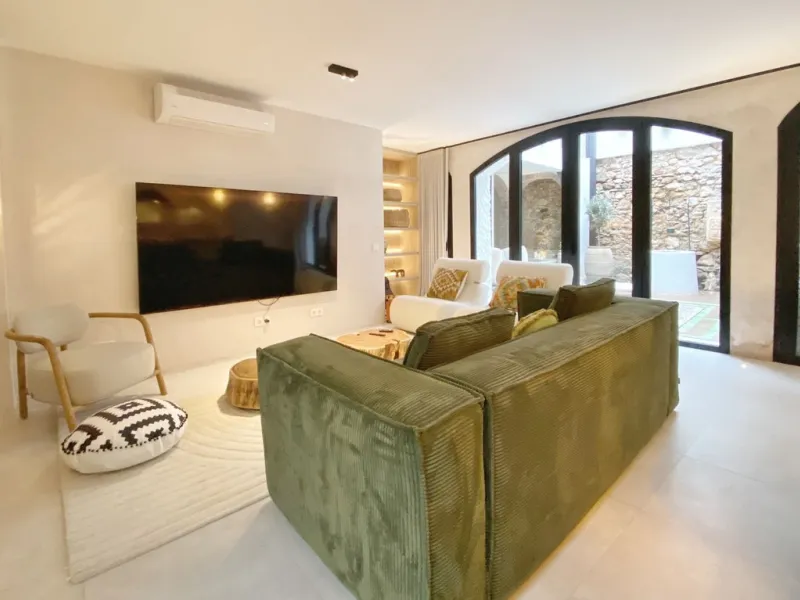 House - Townhouse в продаже в Marbella, Málaga. В доме 5 спален и 6 ванных комнат. Площадь дома 181 м². Площадь участка 118 м²