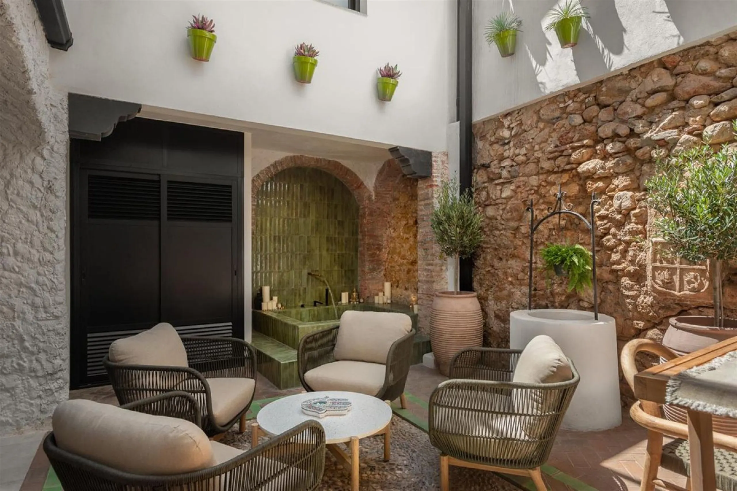 House - Townhouse в продаже в Marbella, Málaga. В доме 5 спален и 6 ванных комнат. Площадь дома 181 м². Площадь участка 118 м²