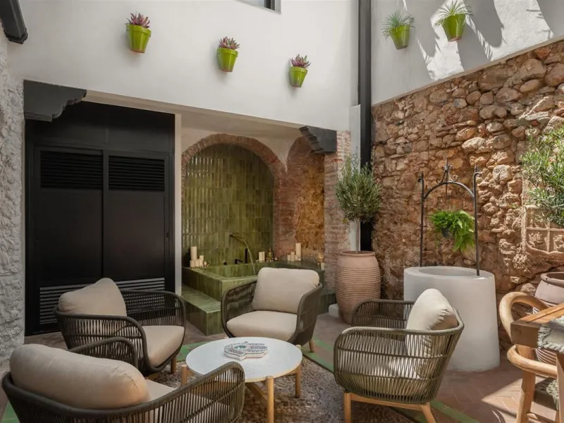 House - Townhouse в продаже в Marbella, Málaga. В доме 5 спален и 6 ванных комнат. Площадь дома 181 м². Площадь участка 118 м²