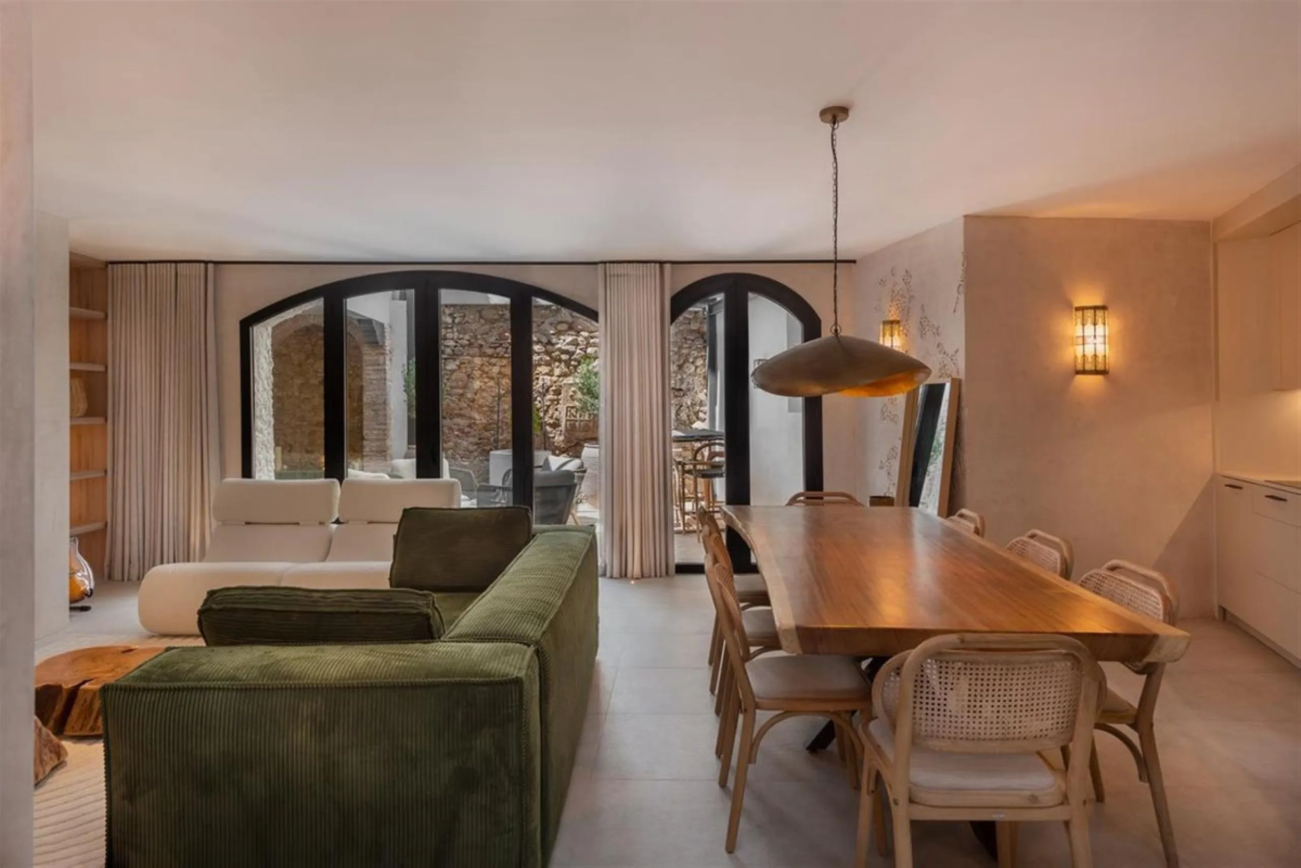 House - Townhouse в продаже в Marbella, Málaga. В доме 5 спален и 6 ванных комнат. Площадь дома 181 м². Площадь участка 118 м²