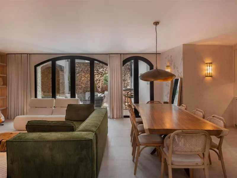 House - Townhouse в продаже в Marbella, Málaga. В доме 5 спален и 6 ванных комнат. Площадь дома 181 м². Площадь участка 118 м²