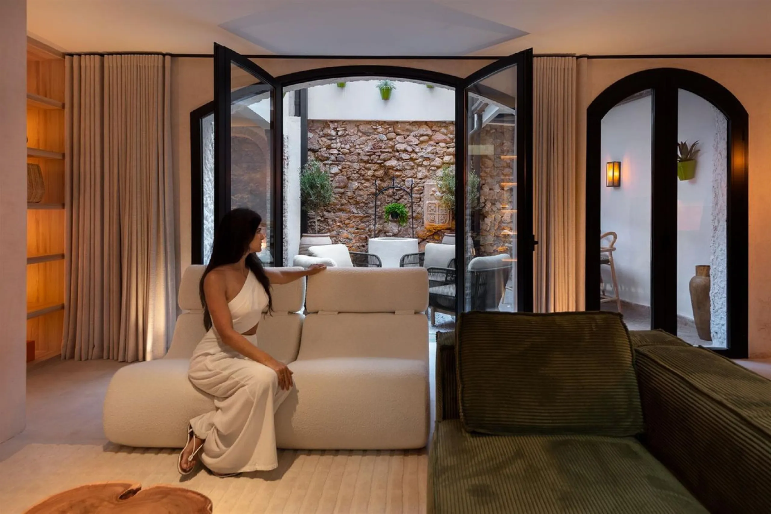 House - Townhouse в продаже в Marbella, Málaga. В доме 5 спален и 6 ванных комнат. Площадь дома 181 м². Площадь участка 118 м²