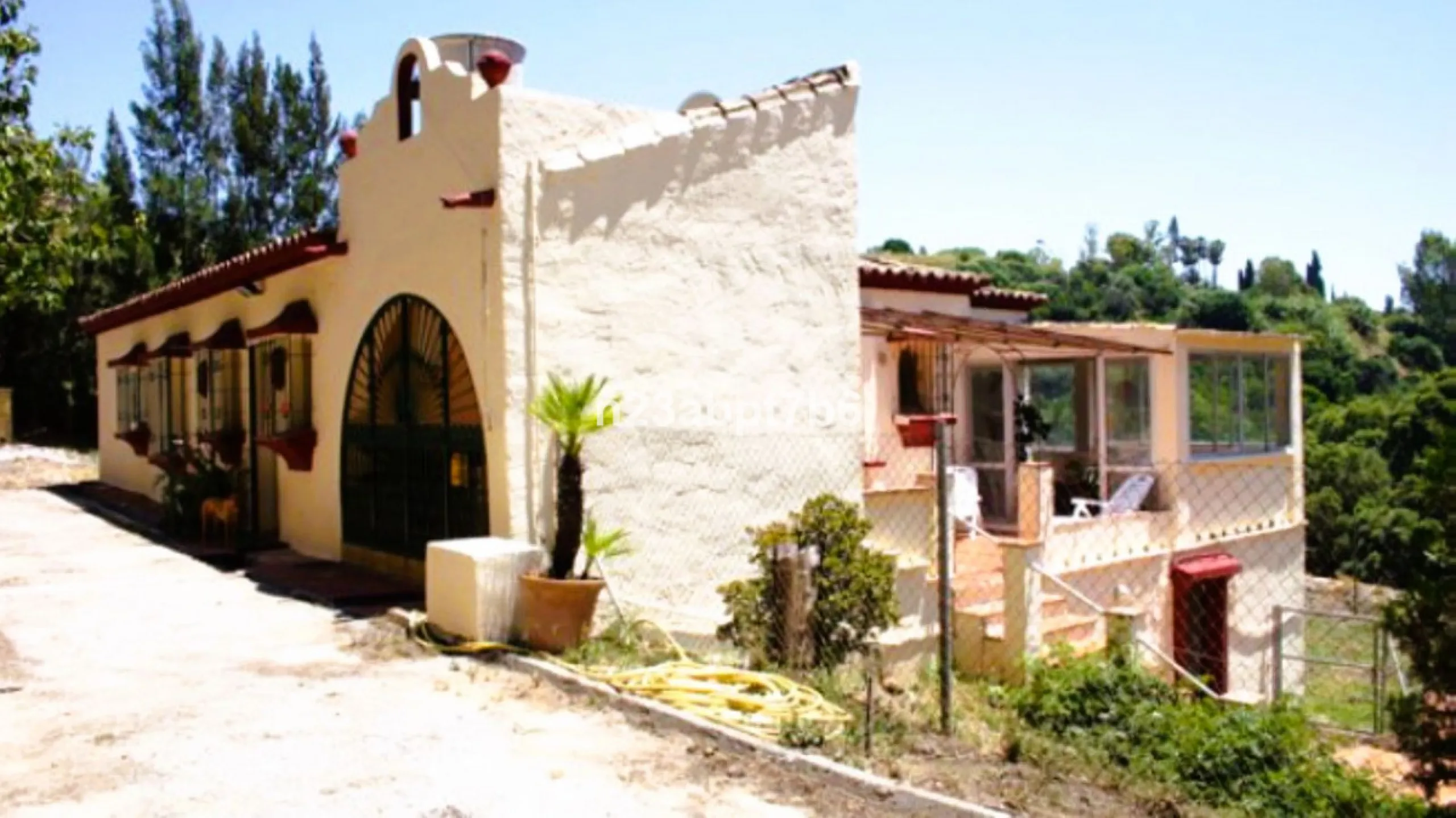 House - Detached Villa в продаже в Puerto de la Torre, Málaga. В доме 2 спален и 2 ванных комнат. Площадь дома 133 м². Площадь участка 5842 м²