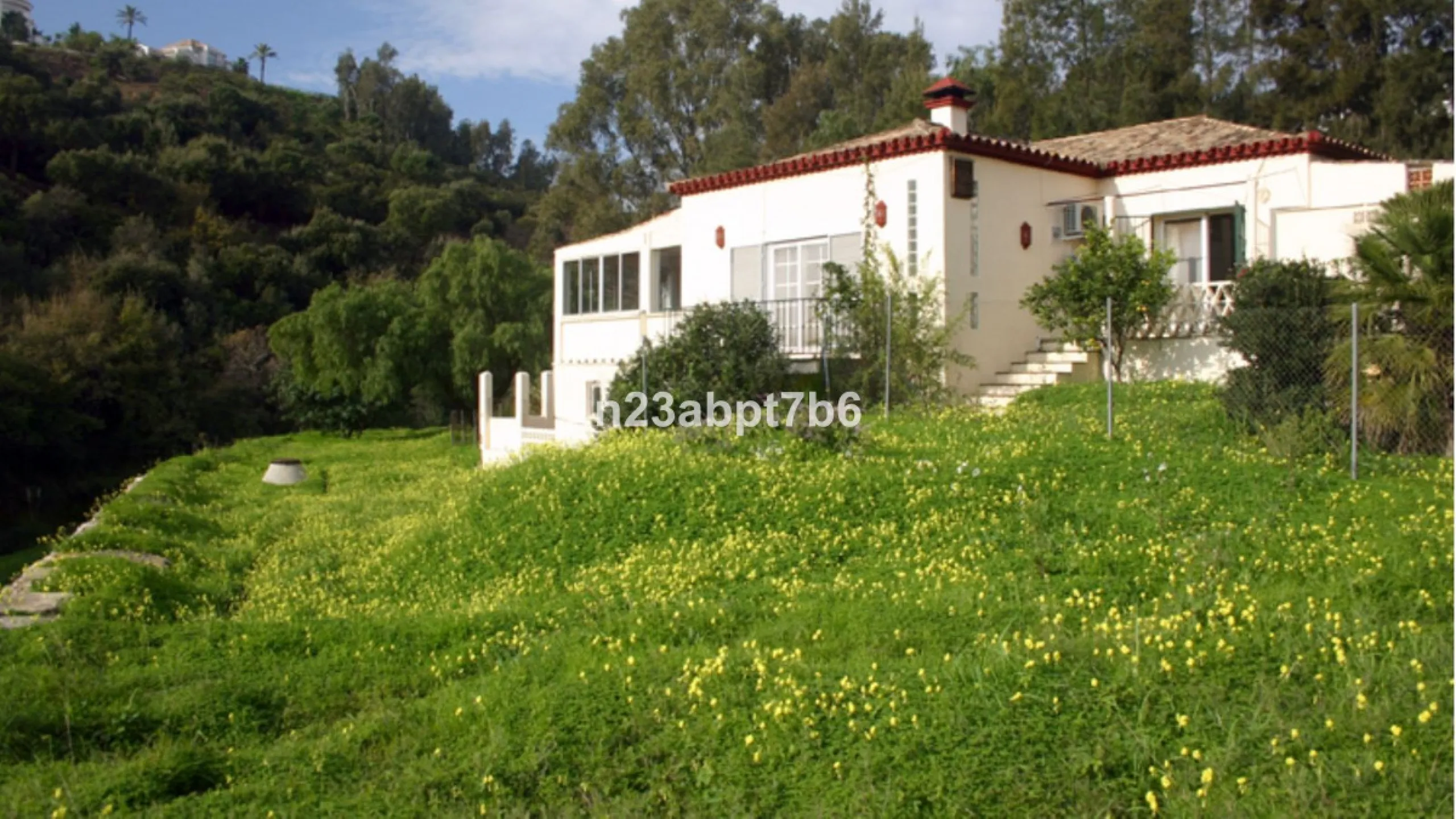 House - Detached Villa в продаже в Puerto de la Torre, Málaga. В доме 2 спален и 2 ванных комнат. Площадь дома 133 м². Площадь участка 5842 м²