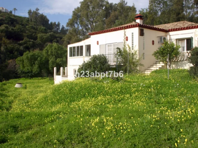 House - Detached Villa в продаже в Puerto de la Torre, Málaga. В доме 2 спален и 2 ванных комнат. Площадь дома 133 м². Площадь участка 5842 м²
