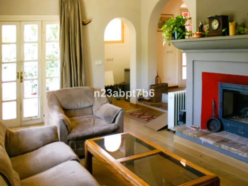 House - Detached Villa в продаже в Puerto de la Torre, Málaga. В доме 2 спален и 2 ванных комнат. Площадь дома 133 м². Площадь участка 5842 м²