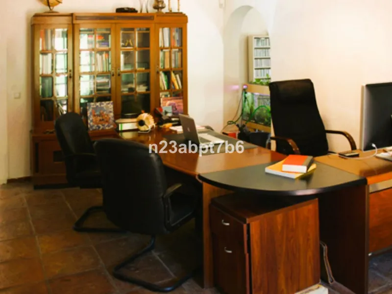 House - Detached Villa в продаже в Puerto de la Torre, Málaga. В доме 2 спален и 2 ванных комнат. Площадь дома 133 м². Площадь участка 5842 м²