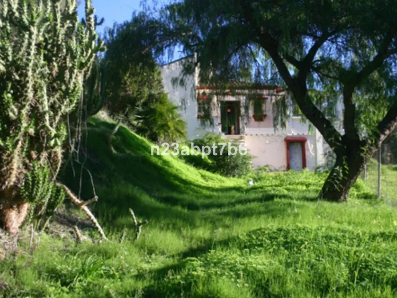 House - Detached Villa в продаже в Puerto de la Torre, Málaga. В доме 2 спален и 2 ванных комнат. Площадь дома 133 м². Площадь участка 5842 м²