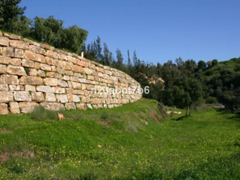 House - Detached Villa в продаже в Puerto de la Torre, Málaga. В доме 2 спален и 2 ванных комнат. Площадь дома 133 м². Площадь участка 5842 м²