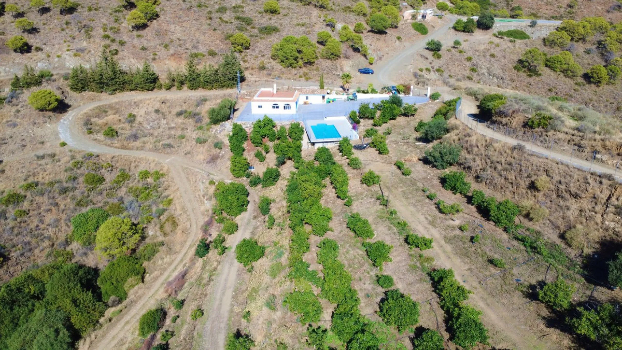 House with Sea Views in Estepona. Set on a 4,409 m² plot just 2.5 km from the center of Estepona, this property offers tranquility without sacrificing proximity to all amenities. The home itself features approximately 150 m² of living space with 4 bedroom