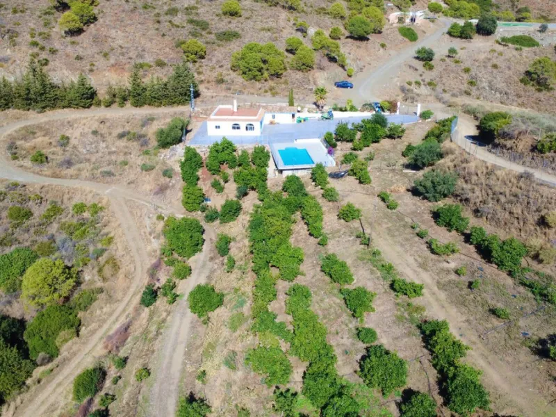 House with Sea Views in Estepona. Set on a 4,409 m² plot just 2.5 km from the center of Estepona, this property offers tranquility without sacrificing proximity to all amenities. The home itself features approximately 150 m² of living space with 4 bedroom