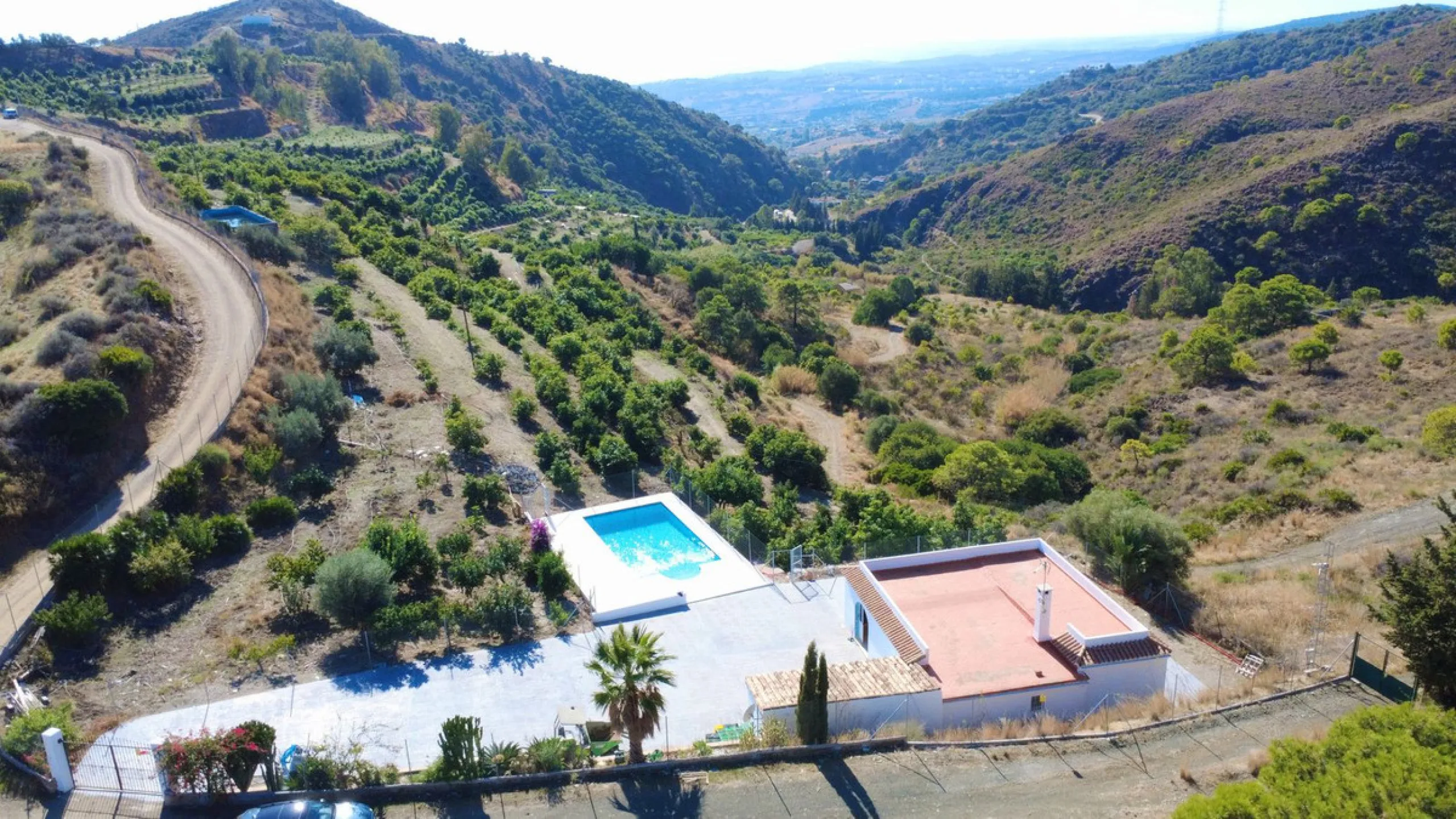 House with Sea Views in Estepona. Set on a 4,409 m² plot just 2.5 km from the center of Estepona, this property offers tranquility without sacrificing proximity to all amenities. The home itself features approximately 150 m² of living space with 4 bedroom