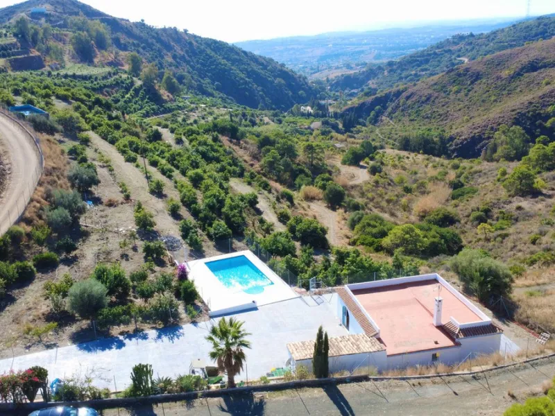 House with Sea Views in Estepona. Set on a 4,409 m² plot just 2.5 km from the center of Estepona, this property offers tranquility without sacrificing proximity to all amenities. The home itself features approximately 150 m² of living space with 4 bedroom