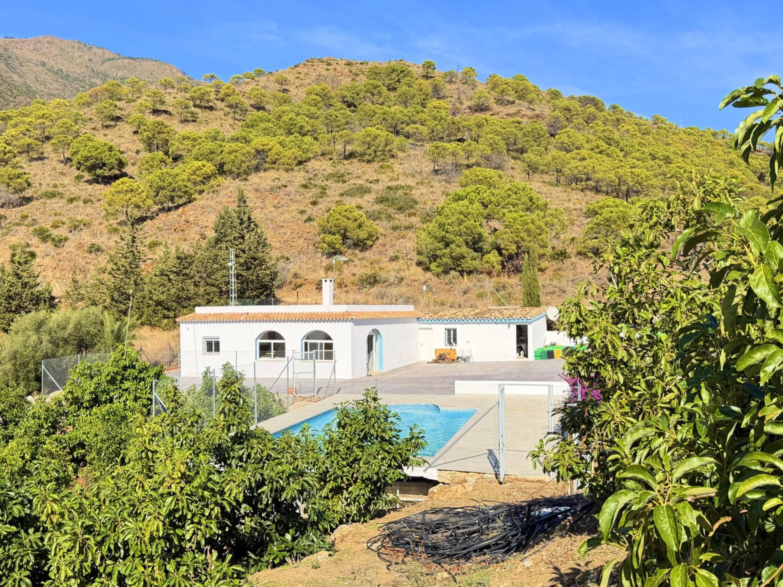 House with Sea Views in Estepona. Set on a 4,409 m² plot just 2.5 km from the center of Estepona, this property offers tranquility without sacrificing proximity to all amenities. The home itself features approximately 150 m² of living space with 4 bedroom