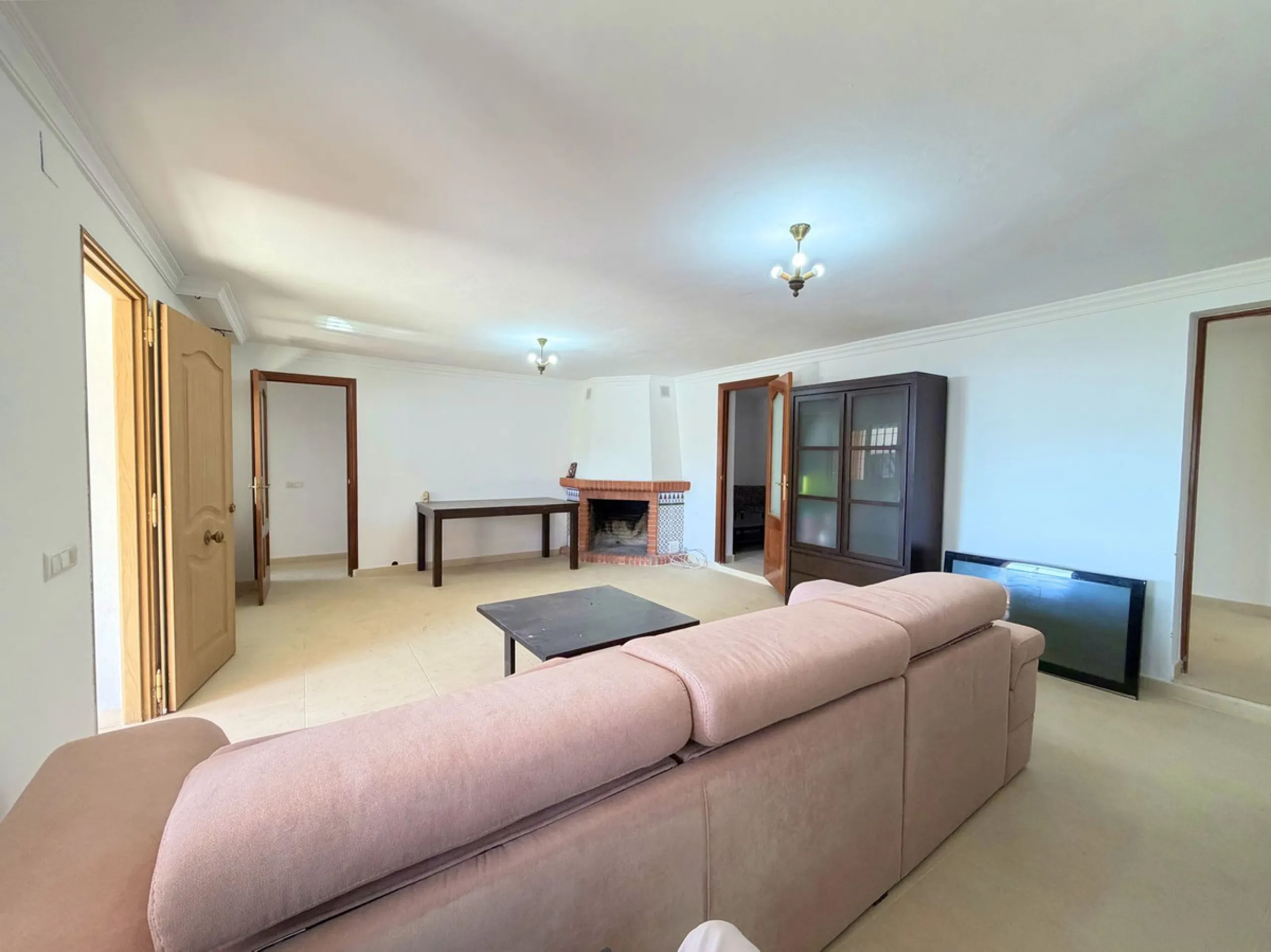 House with Sea Views in Estepona. Set on a 4,409 m² plot just 2.5 km from the center of Estepona, this property offers tranquility without sacrificing proximity to all amenities. The home itself features approximately 150 m² of living space with 4 bedroom