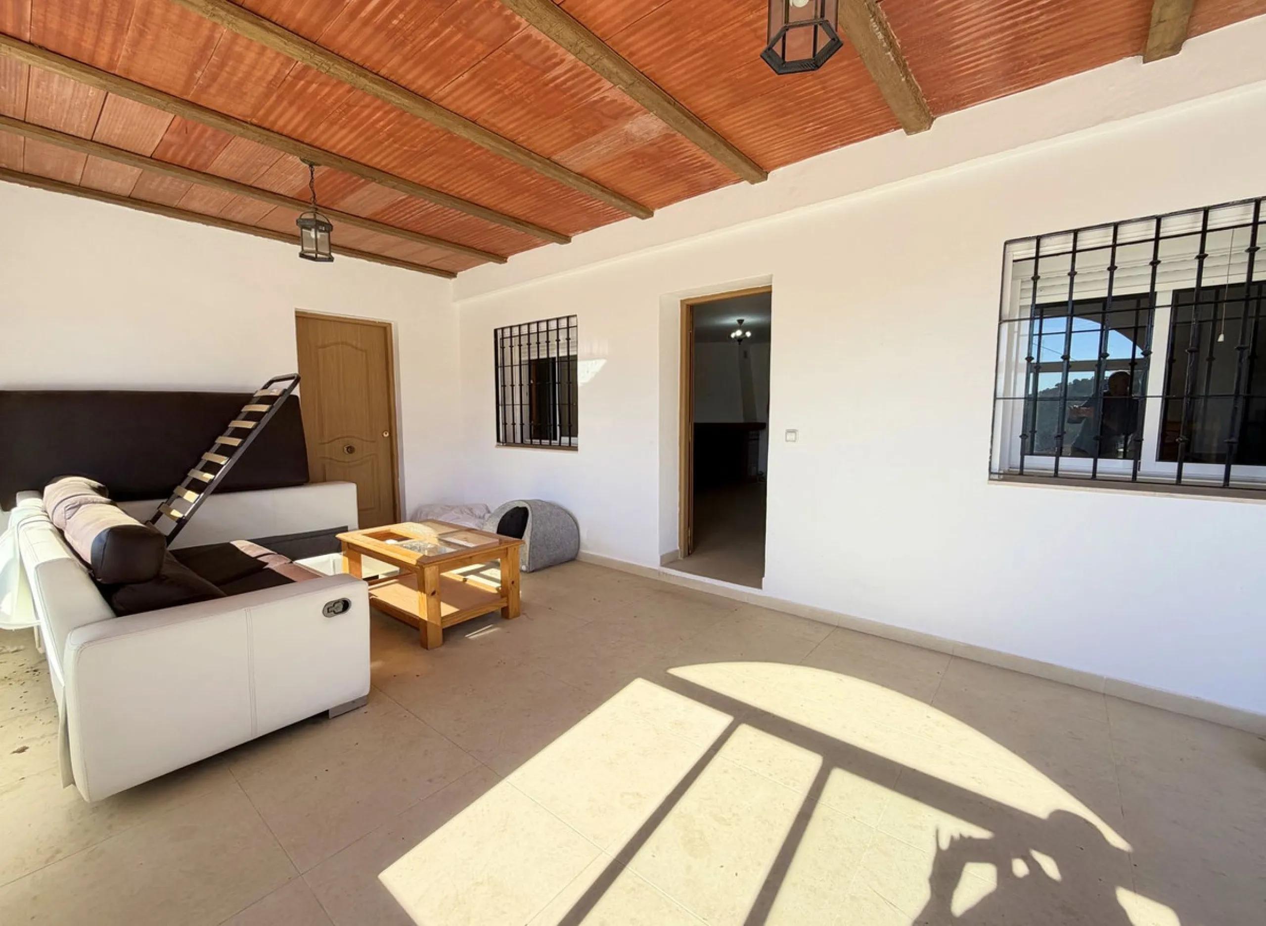 House with Sea Views in Estepona. Set on a 4,409 m² plot just 2.5 km from the center of Estepona, this property offers tranquility without sacrificing proximity to all amenities. The home itself features approximately 150 m² of living space with 4 bedroom