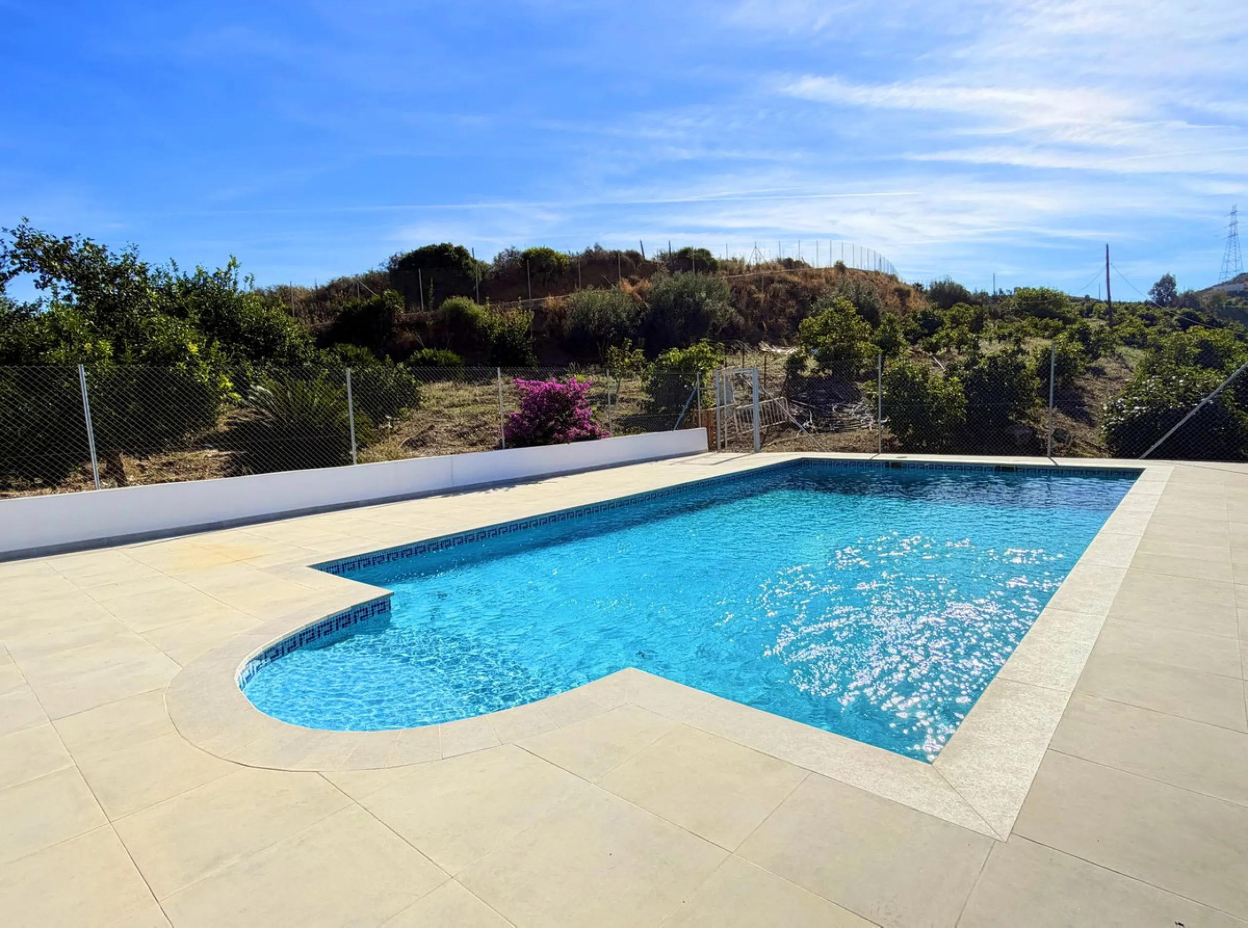 House with Sea Views in Estepona. Set on a 4,409 m² plot just 2.5 km from the center of Estepona, this property offers tranquility without sacrificing proximity to all amenities. The home itself features approximately 150 m² of living space with 4 bedroom