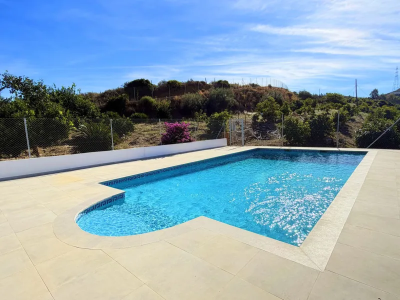 House with Sea Views in Estepona. Set on a 4,409 m² plot just 2.5 km from the center of Estepona, this property offers tranquility without sacrificing proximity to all amenities. The home itself features approximately 150 m² of living space with 4 bedroom