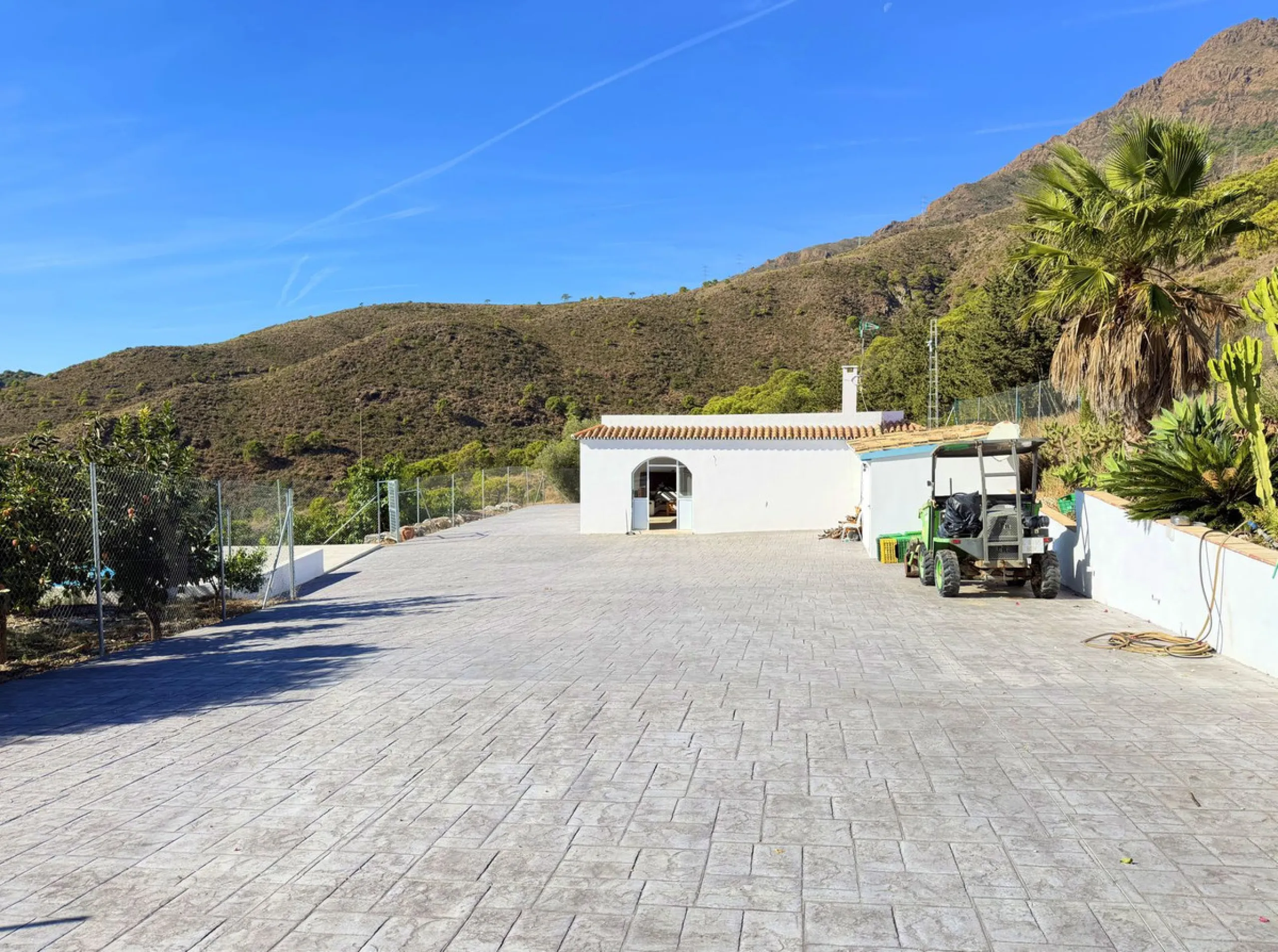 House with Sea Views in Estepona. Set on a 4,409 m² plot just 2.5 km from the center of Estepona, this property offers tranquility without sacrificing proximity to all amenities. The home itself features approximately 150 m² of living space with 4 bedroom