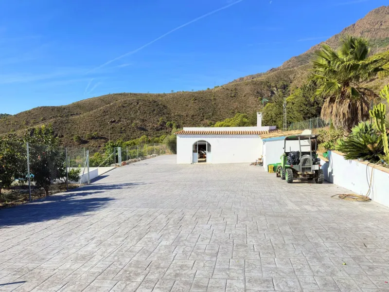 House with Sea Views in Estepona. Set on a 4,409 m² plot just 2.5 km from the center of Estepona, this property offers tranquility without sacrificing proximity to all amenities. The home itself features approximately 150 m² of living space with 4 bedroom
