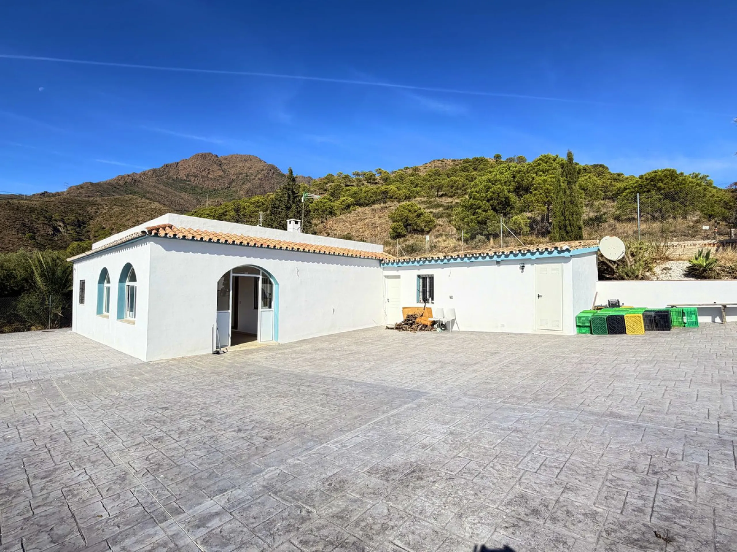 House with Sea Views in Estepona. Set on a 4,409 m² plot just 2.5 km from the center of Estepona, this property offers tranquility without sacrificing proximity to all amenities. The home itself features approximately 150 m² of living space with 4 bedroom