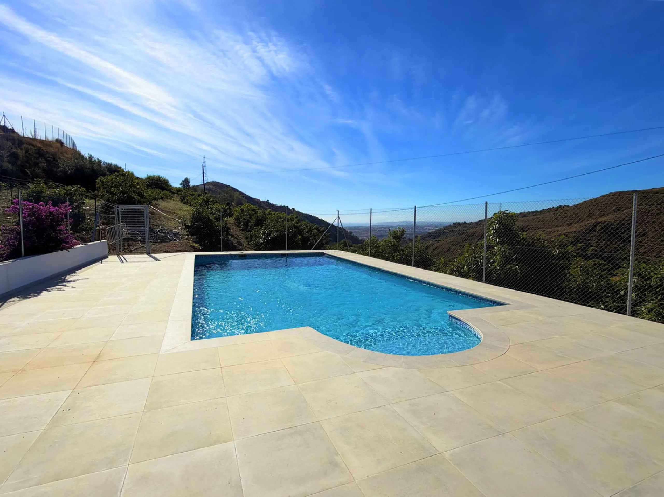 House with Sea Views in Estepona. Set on a 4,409 m² plot just 2.5 km from the center of Estepona, this property offers tranquility without sacrificing proximity to all amenities. The home itself features approximately 150 m² of living space with 4 bedroom