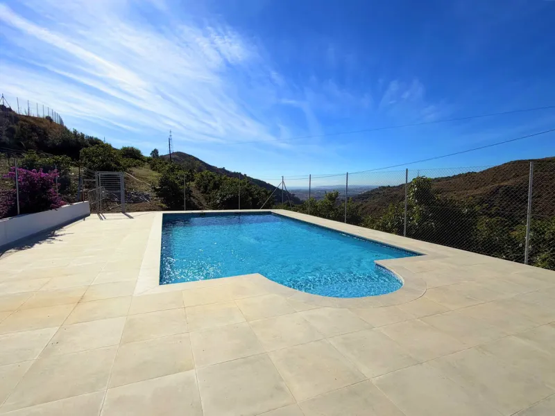House with Sea Views in Estepona. Set on a 4,409 m² plot just 2.5 km from the center of Estepona, this property offers tranquility without sacrificing proximity to all amenities. The home itself features approximately 150 m² of living space with 4 bedroom