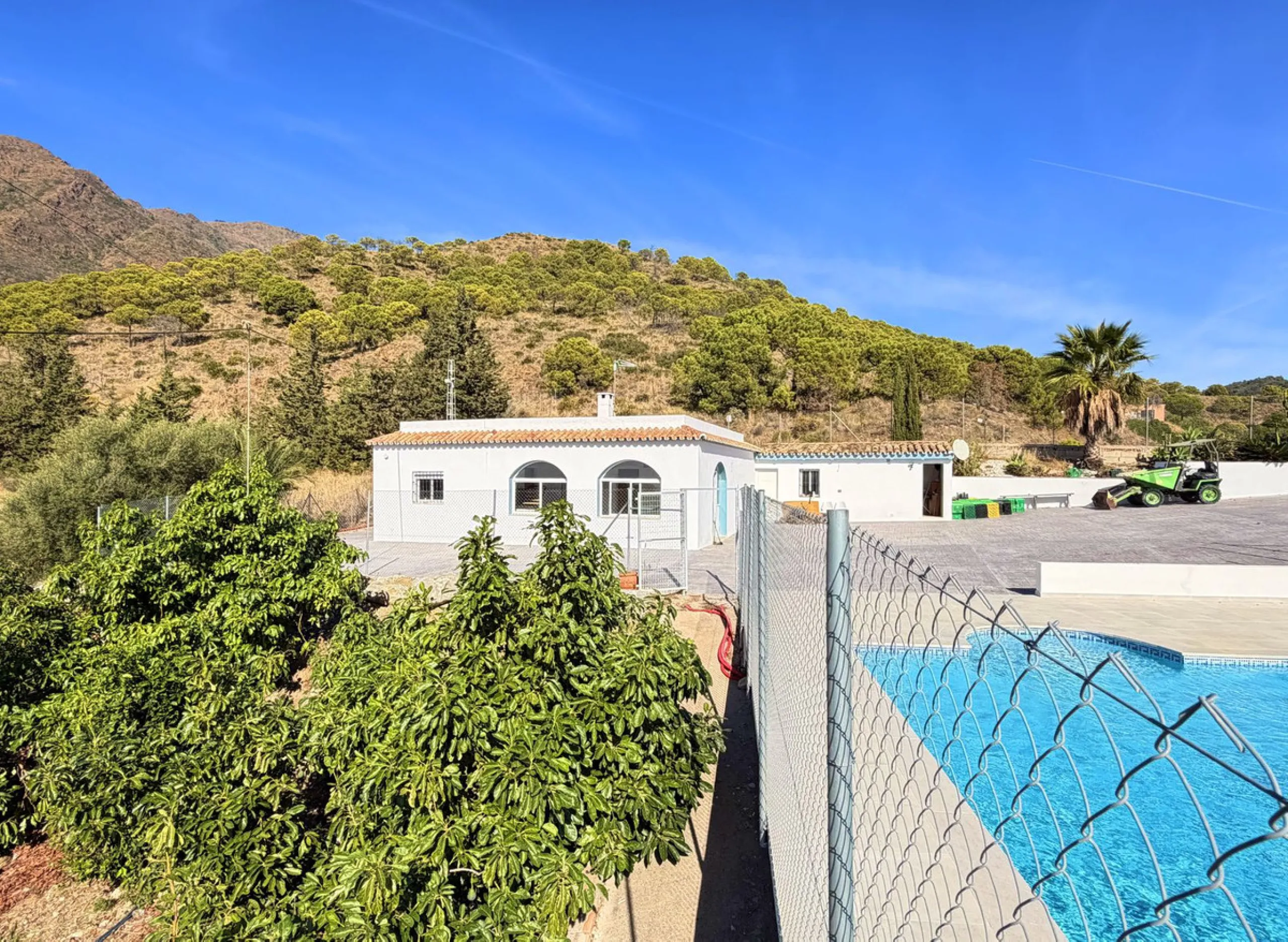 House with Sea Views in Estepona. Set on a 4,409 m² plot just 2.5 km from the center of Estepona, this property offers tranquility without sacrificing proximity to all amenities. The home itself features approximately 150 m² of living space with 4 bedroom