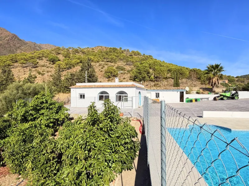 House with Sea Views in Estepona. Set on a 4,409 m² plot just 2.5 km from the center of Estepona, this property offers tranquility without sacrificing proximity to all amenities. The home itself features approximately 150 m² of living space with 4 bedroom