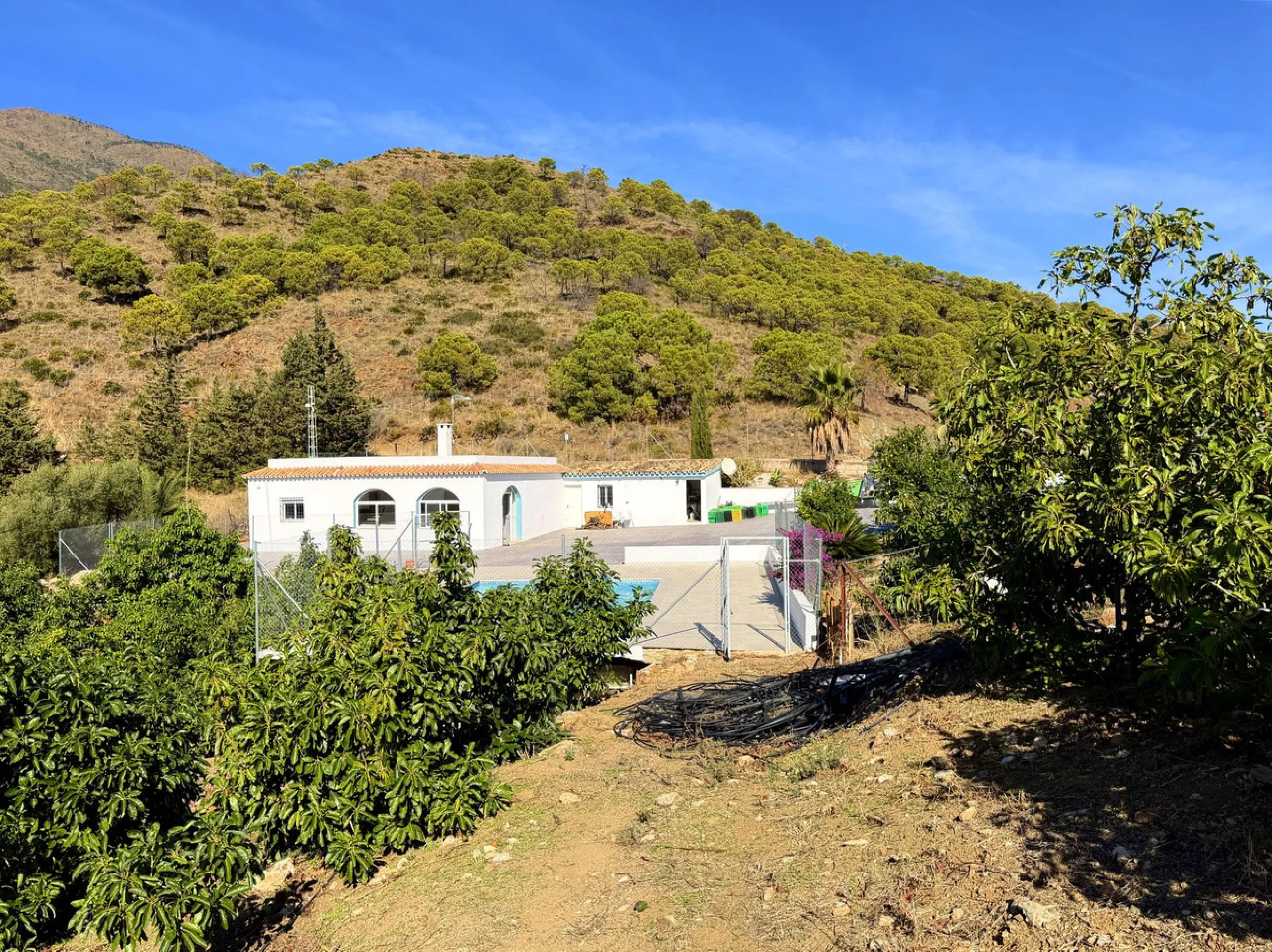 House with Sea Views in Estepona. Set on a 4,409 m² plot just 2.5 km from the center of Estepona, this property offers tranquility without sacrificing proximity to all amenities. The home itself features approximately 150 m² of living space with 4 bedroom