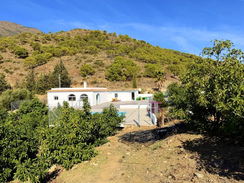 House with Sea Views in Estepona. Set on a 4,409 m² plot just 2.5 km from the center of Estepona, this property offers tranquility without sacrificing proximity to all amenities. The home itself features approximately 150 m² of living space with 4 bedroom