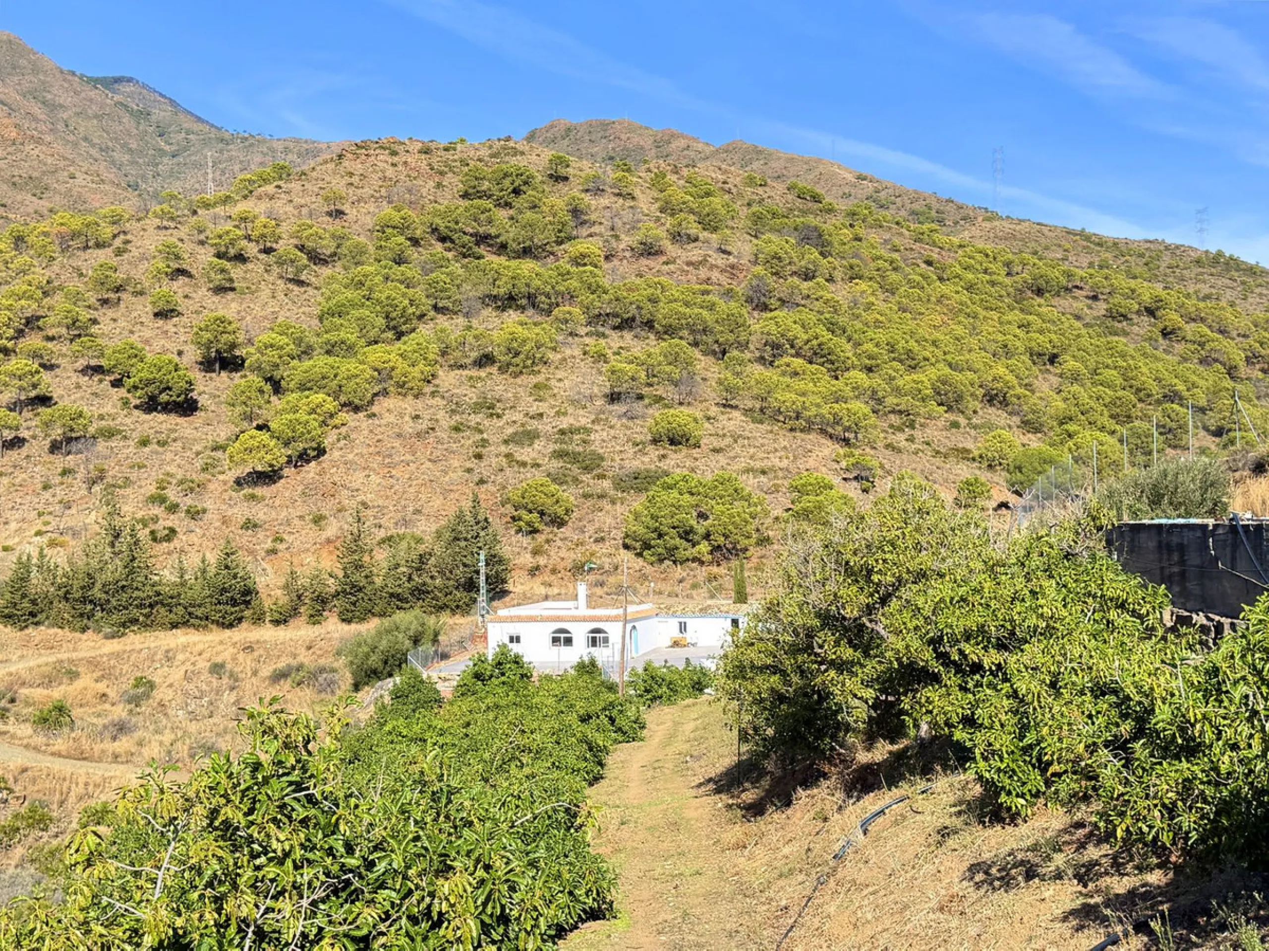 House with Sea Views in Estepona. Set on a 4,409 m² plot just 2.5 km from the center of Estepona, this property offers tranquility without sacrificing proximity to all amenities. The home itself features approximately 150 m² of living space with 4 bedroom