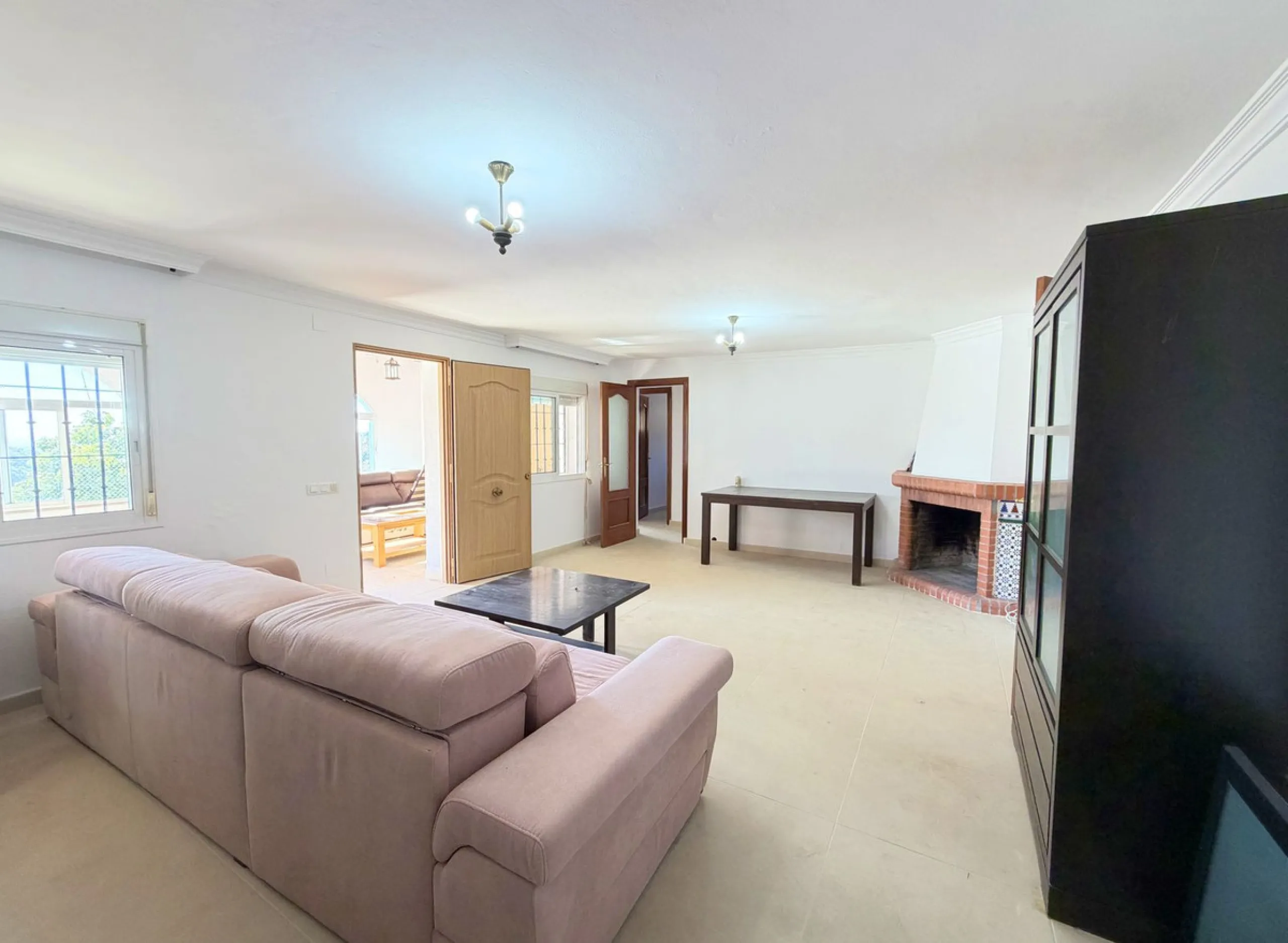 House with Sea Views in Estepona. Set on a 4,409 m² plot just 2.5 km from the center of Estepona, this property offers tranquility without sacrificing proximity to all amenities. The home itself features approximately 150 m² of living space with 4 bedroom