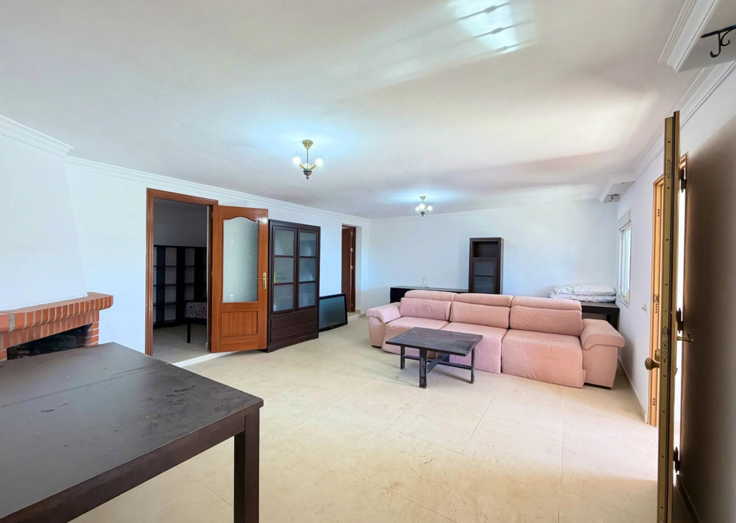 House with Sea Views in Estepona. Set on a 4,409 m² plot just 2.5 km from the center of Estepona, this property offers tranquility without sacrificing proximity to all amenities. The home itself features approximately 150 m² of living space with 4 bedroom