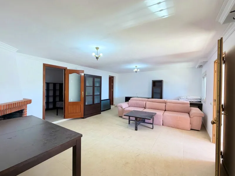 House with Sea Views in Estepona. Set on a 4,409 m² plot just 2.5 km from the center of Estepona, this property offers tranquility without sacrificing proximity to all amenities. The home itself features approximately 150 m² of living space with 4 bedroom